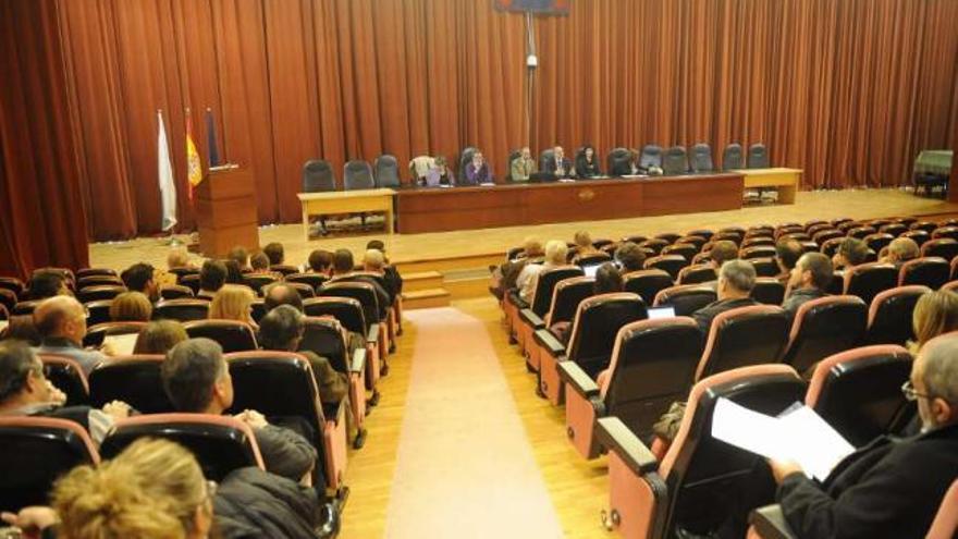 Sesión extraordinaria del claustro de la universidad coruñesa, ayer, en el Rectorado. / carlos pardellas