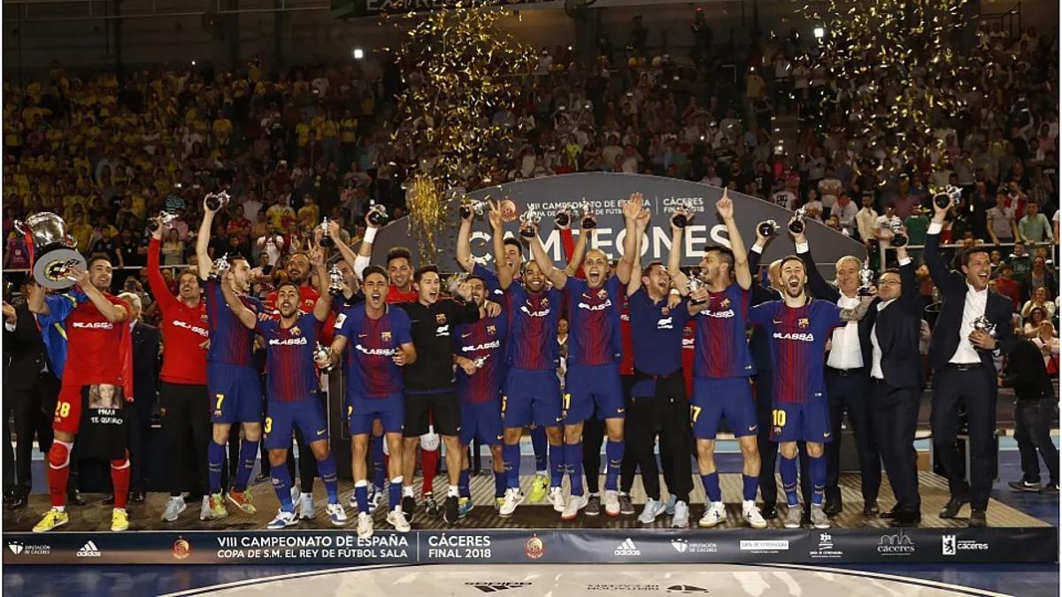 El Barcelona festeja su triunfo en el Multiusos de Cáceres tras superar en la final al Jaén.
