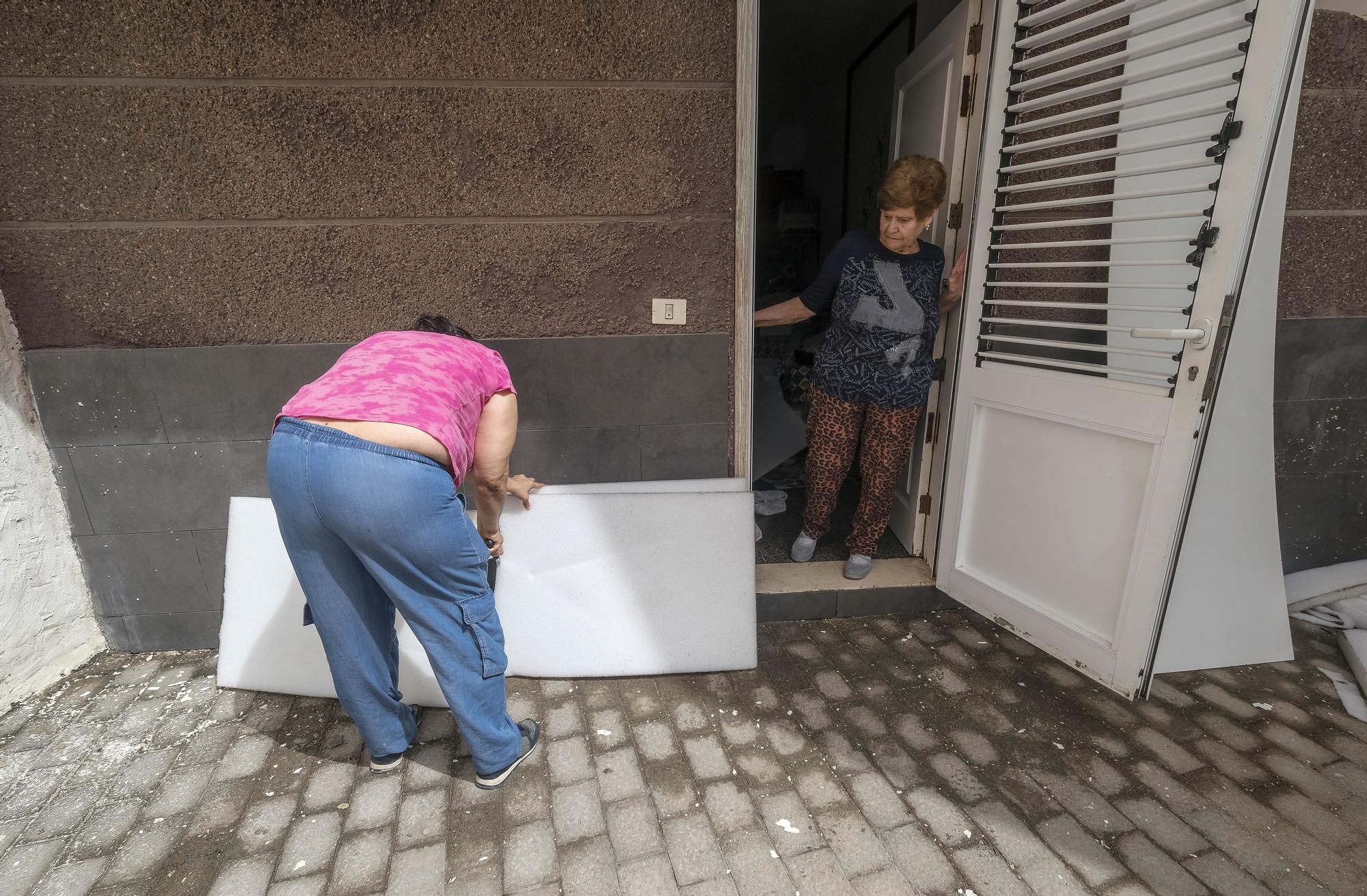 Este miércoles, vecinos, Policía Local y Bomberos de LPGC llevaron a cabo labores de acondicionamiento y prevención tras las inundaciones por el fuerte oleaje en el barrio de San Cristóbal, en la capital grancanaria.