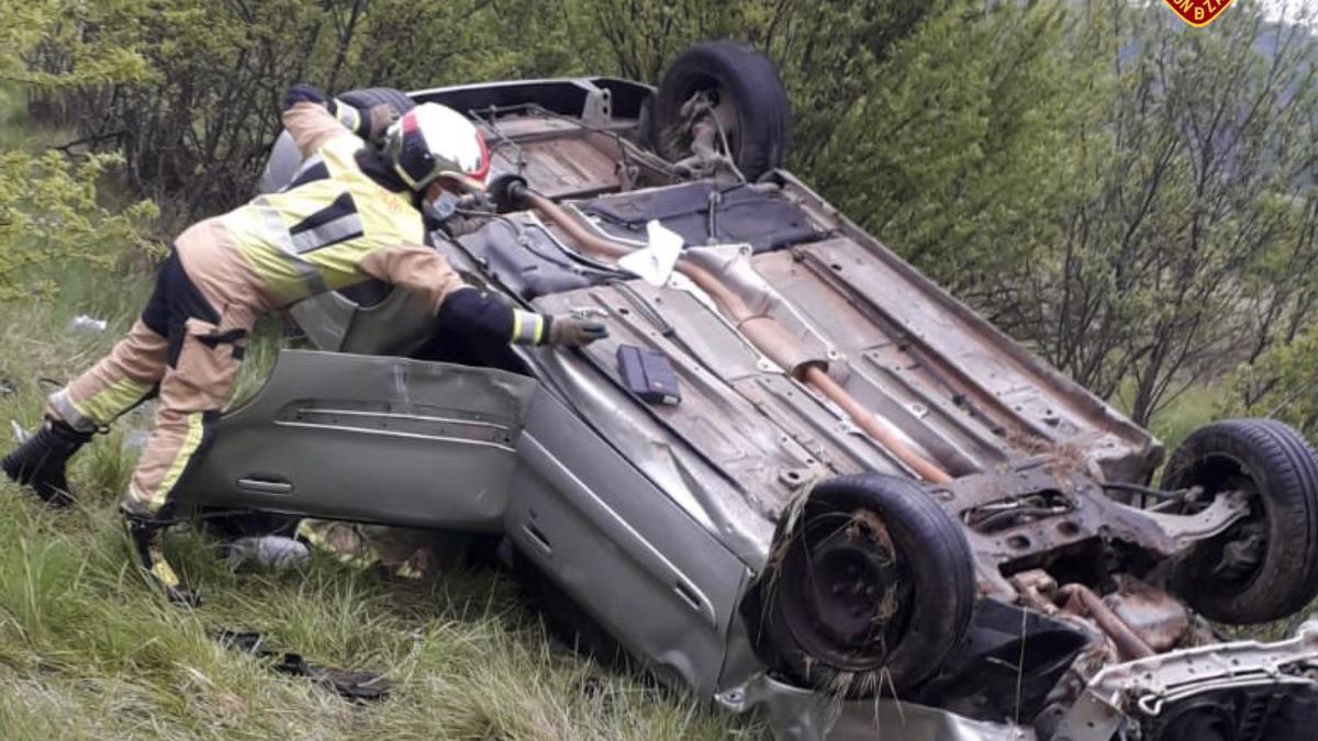 Herido leve un conductor al salirse de la vía y dar varias vueltas de campana en la A-1504, en Mara (Zaragoza).