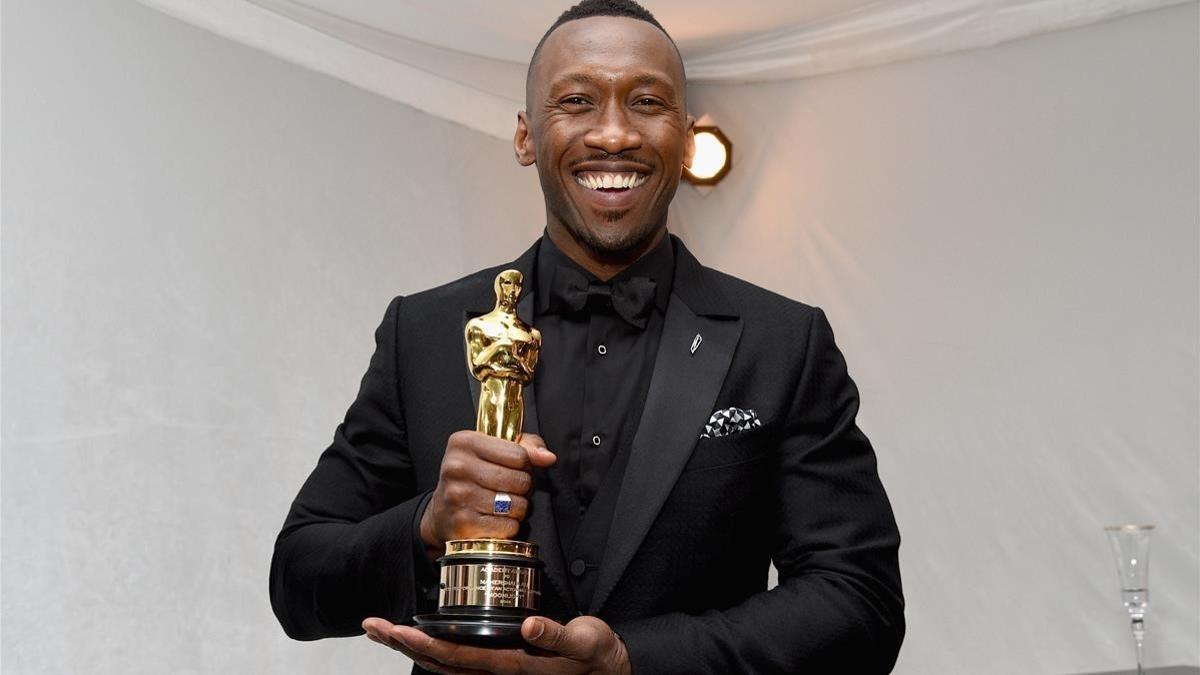 Mahershala Ali, con su Oscar por 'Moonlight'