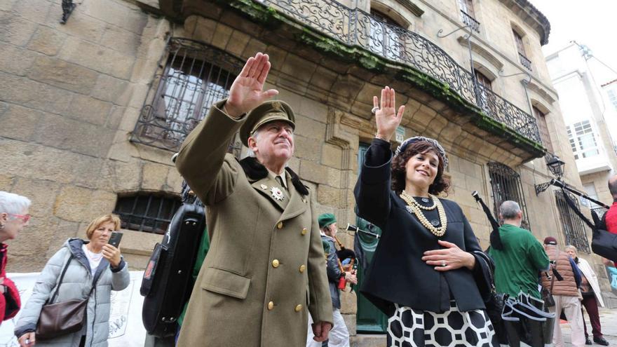 Dos personas caracterizadas del dictador Franco y Carmen Polo. A la derecha, realización de un mural sobre la Casa Cornide.   | // IAGO LÓPEZ