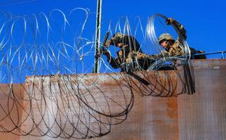 EEUU refuerza su frontera para cerrar el paso a la caravana migrante