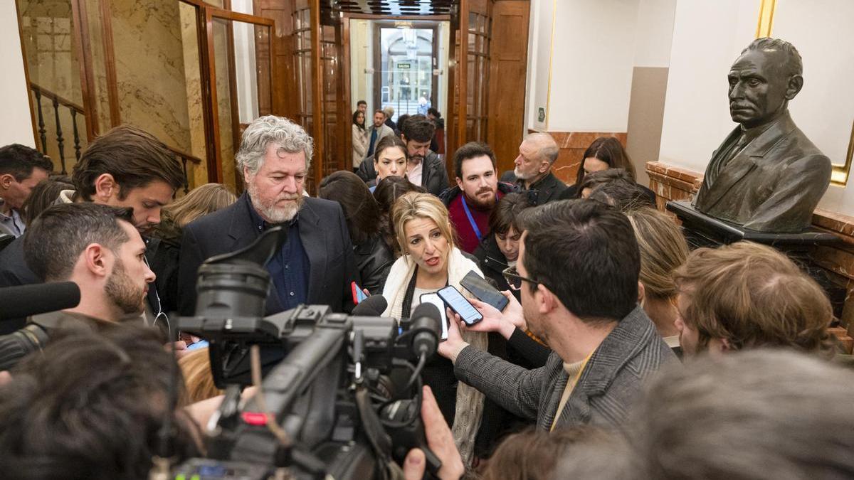 Yolanda Díaz atiende a la prensa en los pasillos del Congreso de los Diputados.