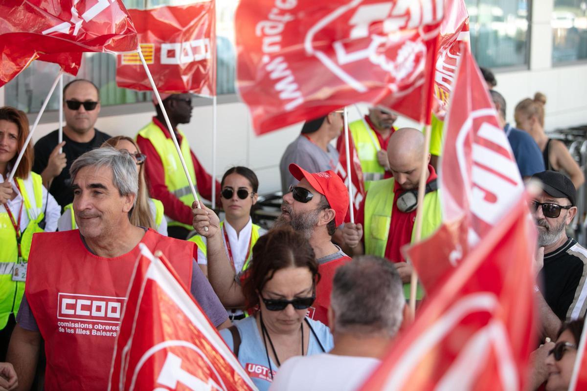 Descubre las mejores fotos de la concentración de trabajadores de Iberia en el aeropuerto de Ibiza