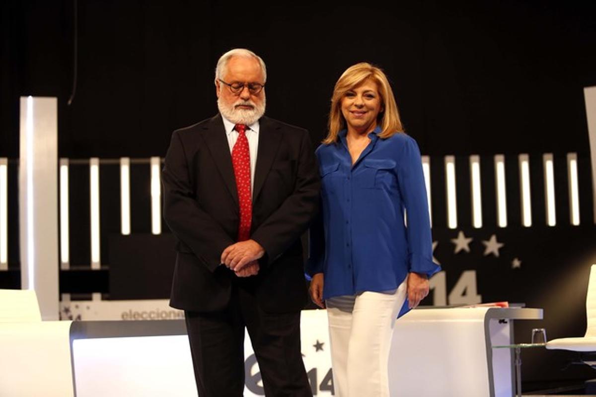 Els candidats a les eleccions europees de PSOE (Elena Valenciano) i PP (Miguel Arias Cañete), en el cara a cara celebrat a la televisió el 15 de maig.