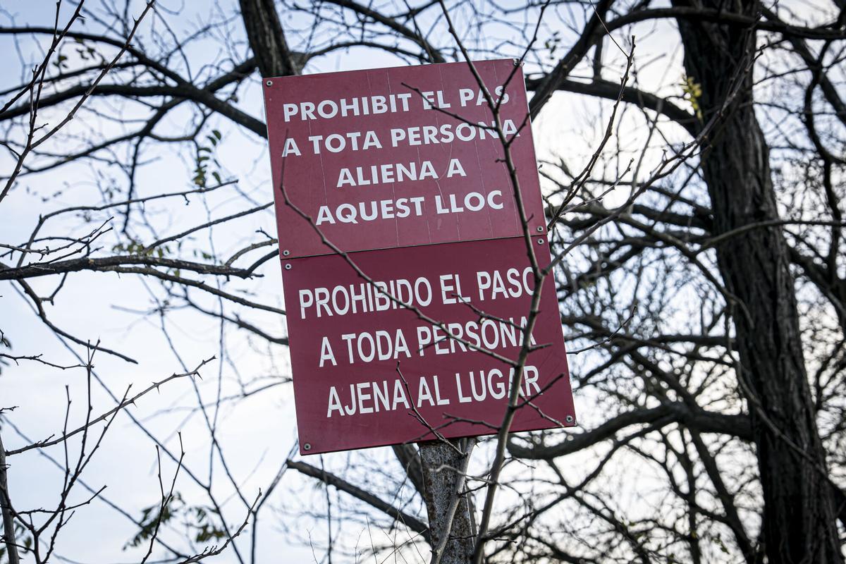 Barcelona, 23/12/2025. Barcelona. Un juzgado investiga vertidos ilegales en un depósito de escombros en Seva, que causa problemas a los vecinos del entorno (estaremos allí Guillem y Jordi, hemos quedado con un vecino denunciante que vive en una urbanización próxima al vertedero. AUTOR: MANU MITRU