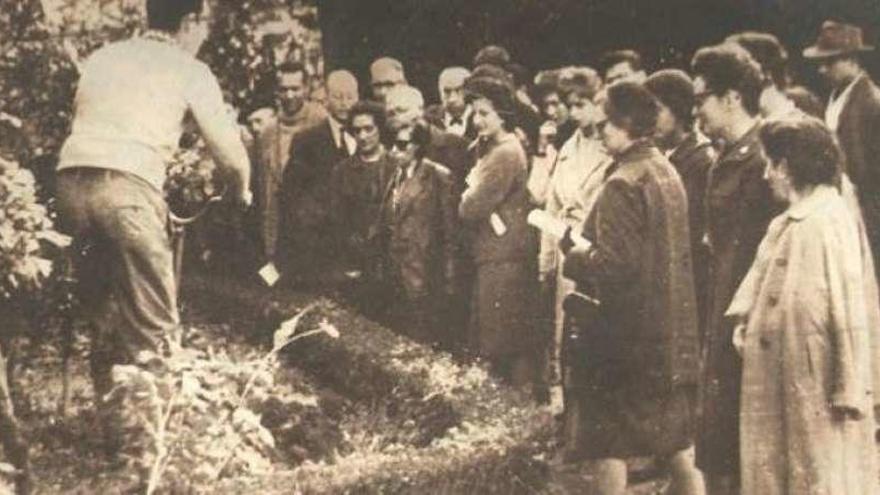 Fotografía de los años 60 de una visita organizada al Centro de Investigación de Lourizán. // FdV