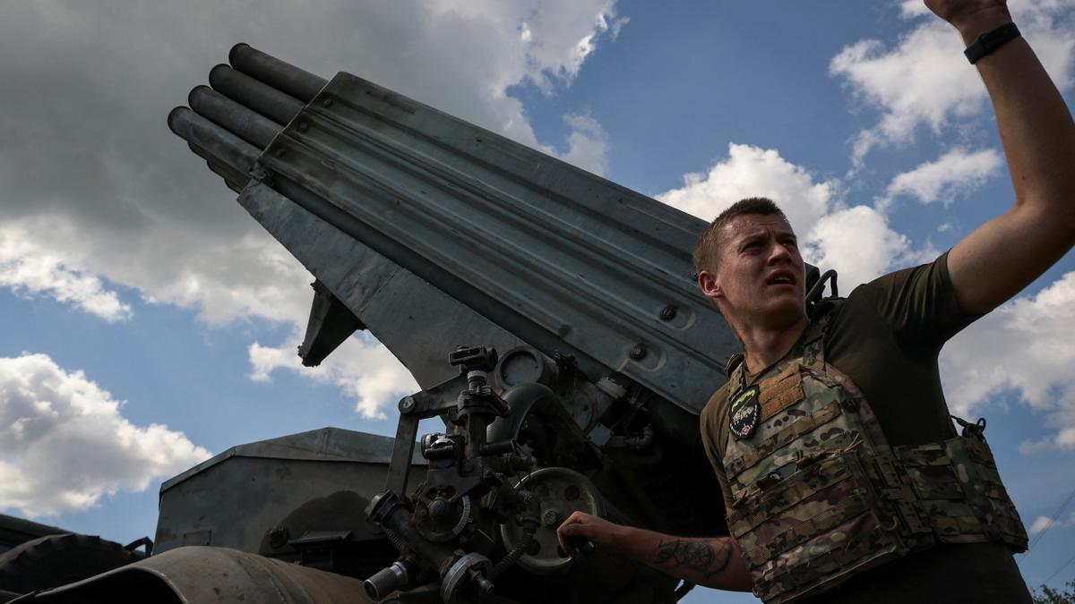Un soldado ucraniano lanza un proyectil en Donetsk