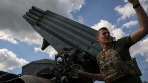 Avdiivka, Donetsk, Ucrania, 18 de julio de 2023.- Un soldado ucraniano de la 59 Brigada Separada Motorizada de Infantería se prepara para disparar un sistema de lanzamiento múltiple de cohetes Grad BM-21 contra las tropas rusas cerca de la línea del frente