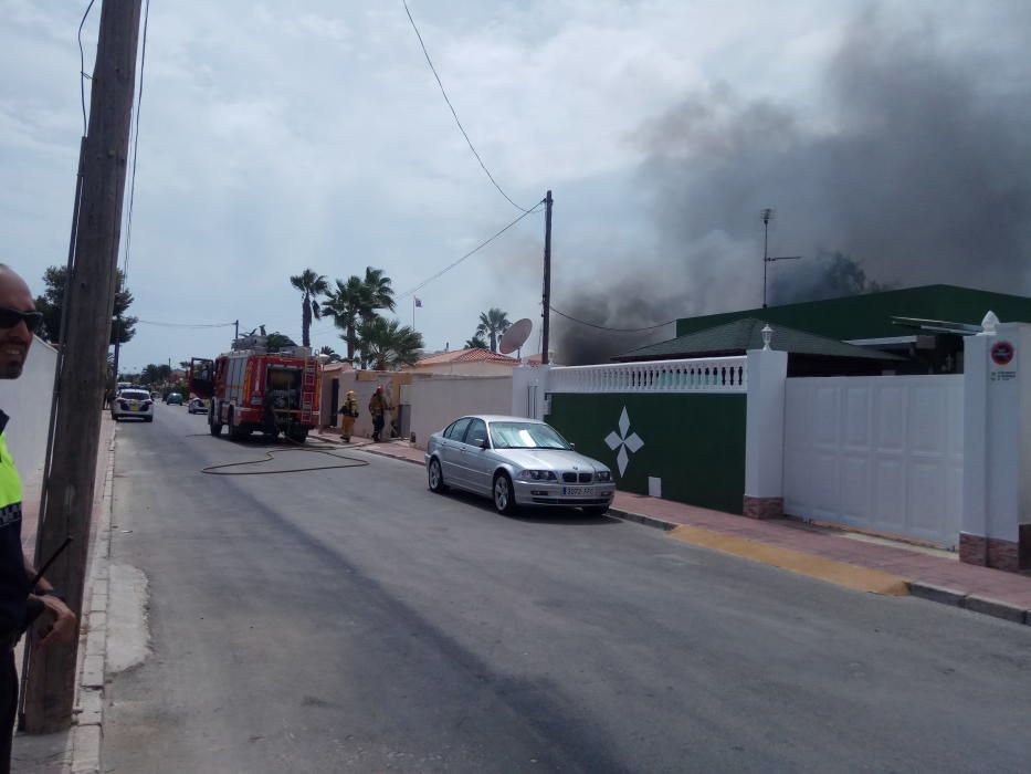 Intervención de los bomberos en la calle Pío Baroja de Torrevieja