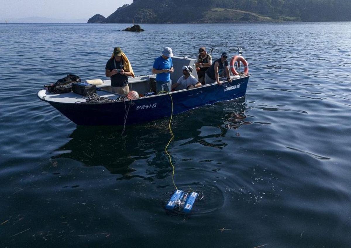 El dron en el agua desplegado desde la embarcación.  |  L.O.
