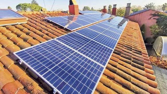 Imatge d'una instal·lació solar fotovoltaica i tèrmica realitzada per Mienerg