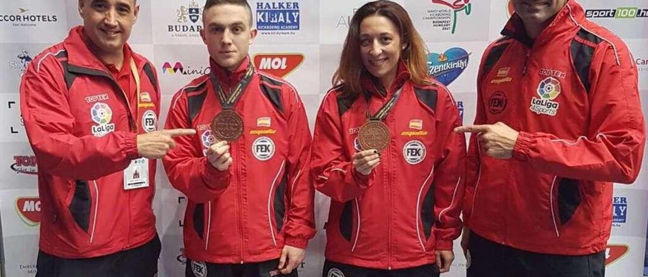 Sergio Barril; Mario Rubio y Rebeca Morales con sus medallas, y Francisco Barril.