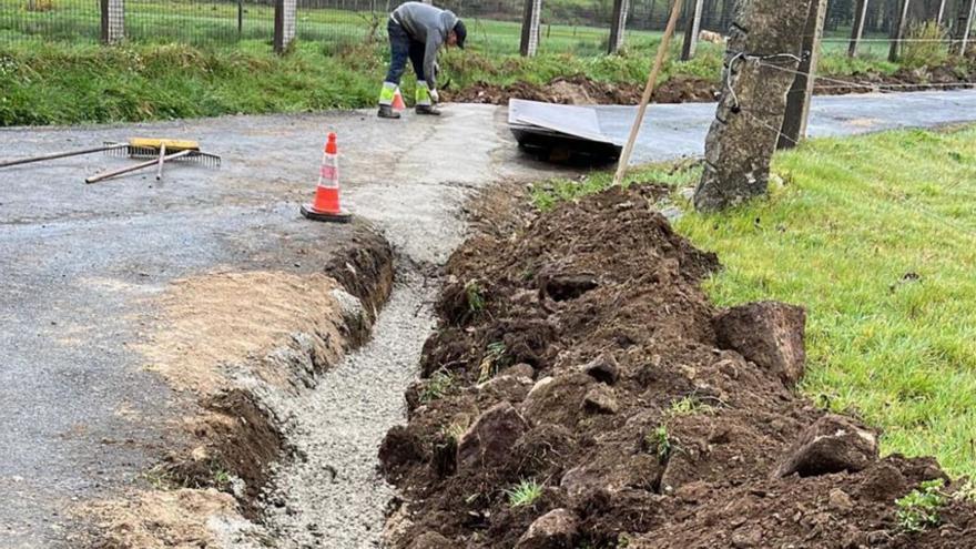 Una familia de Trabancas canaliza las aguas de su EDAR ante la inacción del Concello