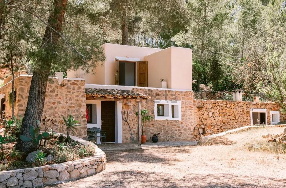 Así es una casa payesa del siglo XIX autosuficiente a la venta en Ibiza