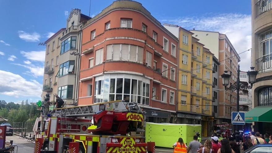 Los bomberos desplegaron una colchoneta, por precaución.