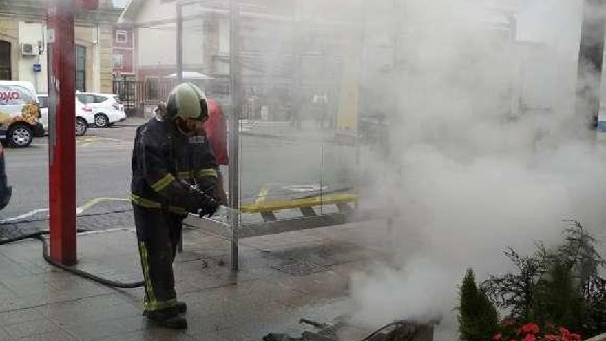 Sofocan un incendio en un local de la avenida de Los Telares