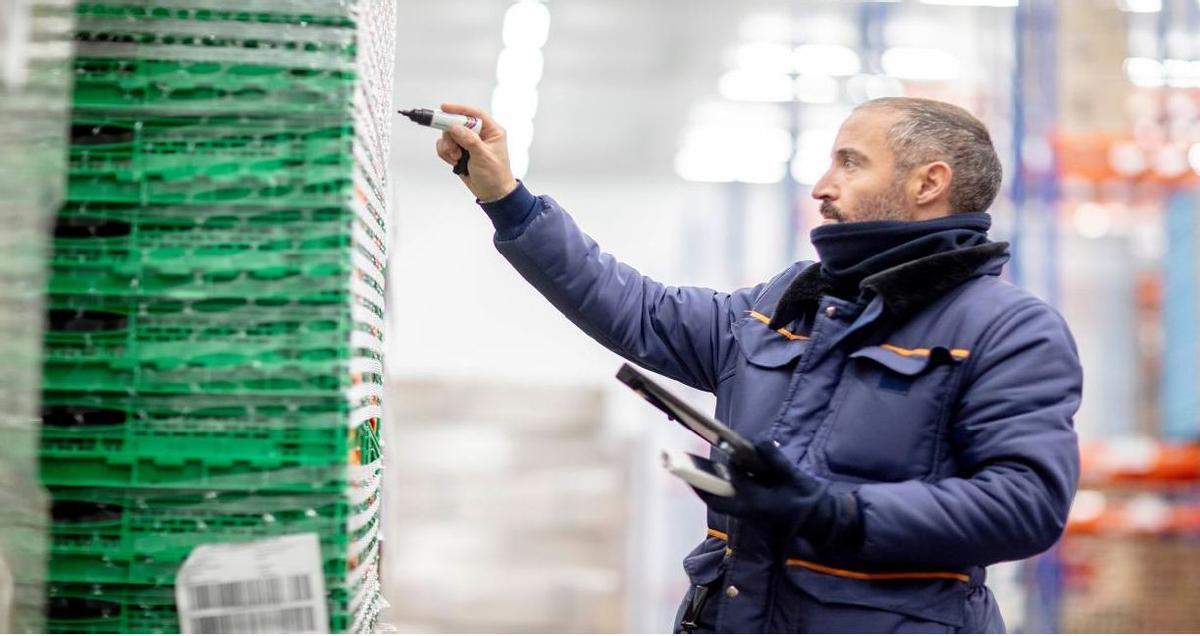 Foto de un trabajador del bloque logístico de Mercadona en Guadix (Granada).