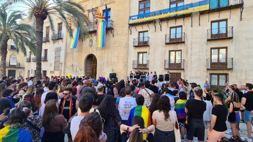 Lectura en el Ayuntamiento del manifiesto por el día del Orgullo.  | ANTONIO AMORÓS