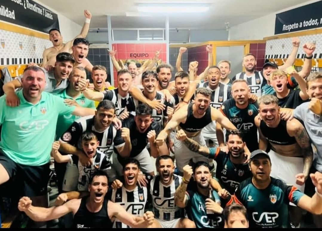 Los jugadores del Castellonense celebran la clasificación al finalizar el partido.