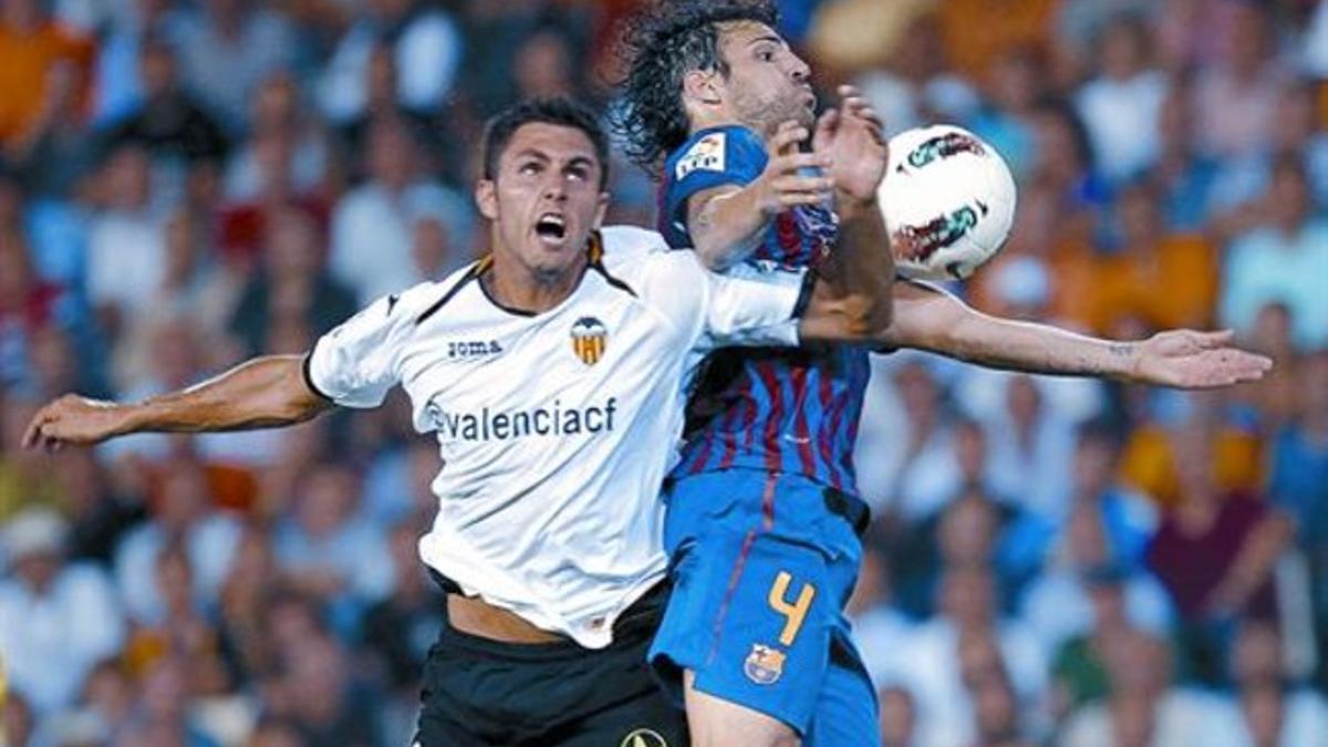 Controlado 8 Fàbregas salta con Victor Ruiz, ayer. El centrocampista azulgrana estuvo apagado, pero apareció para marcar el gol del empate.