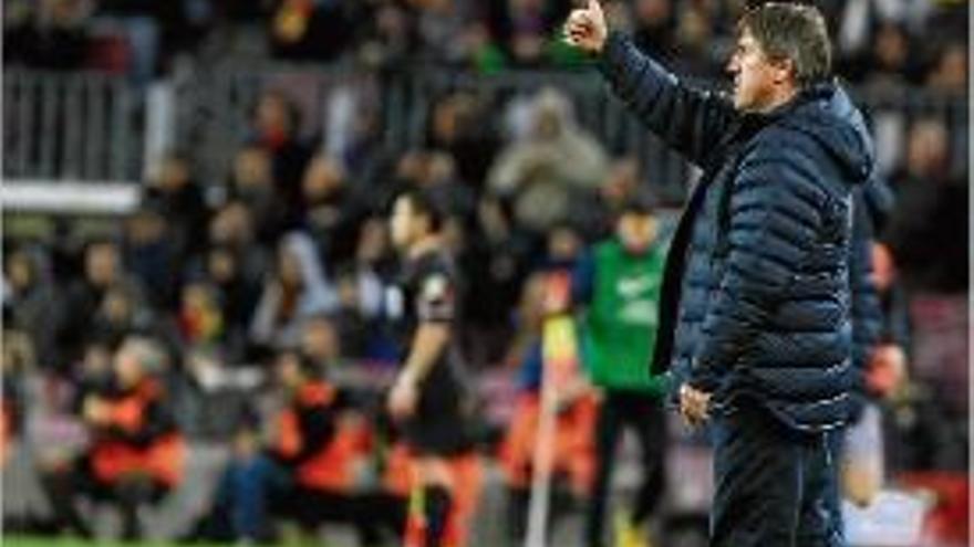 L&#039;entrenador blaugrana fa un gest d&#039;aprovació als seus jugadors.