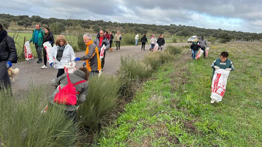 Villanueva del Duque y Alcaracejos realizan una ruta conjunta para recoger basura de los caminos