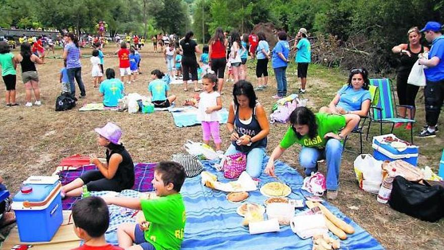 Los romeros, disfrutando de la merienda campestre en la jira de Blimea.