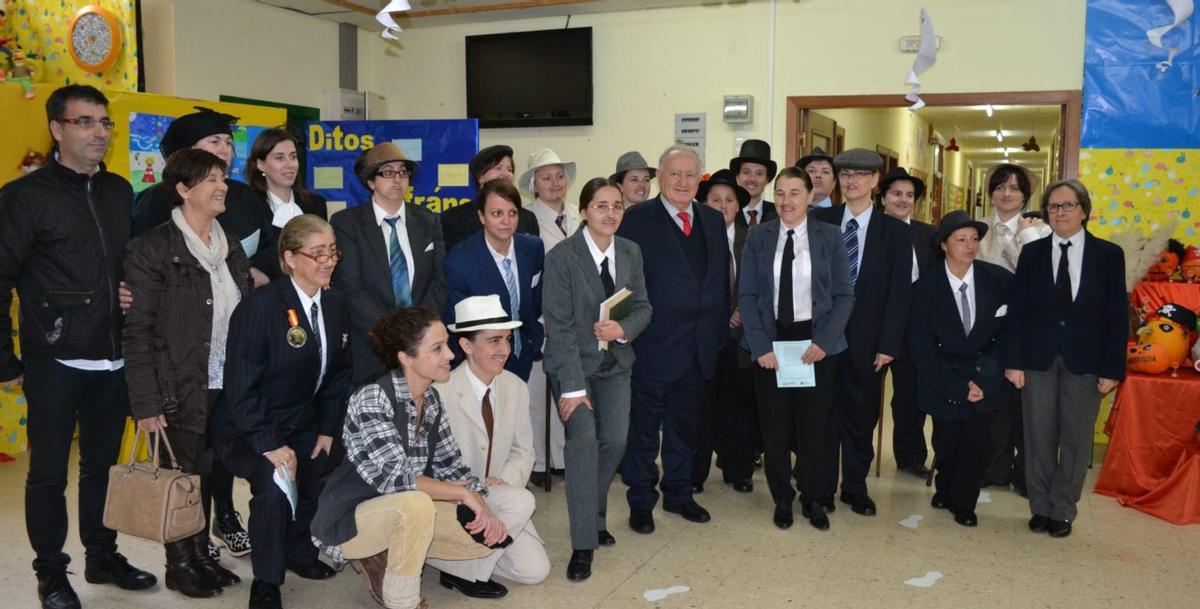 Alumnos e profesores do Foxo, nun entroido con Xesús Alonso Montero.