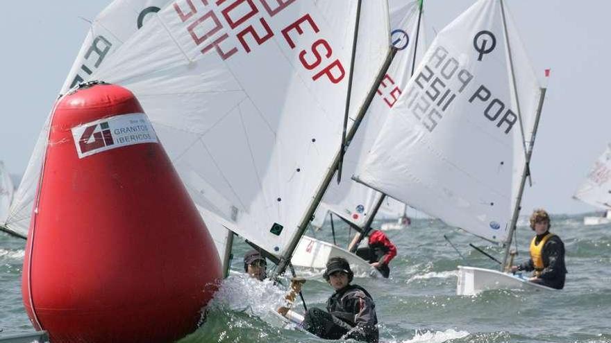 Un momento de la regata disputada ayer en la ría de Vigo. // FDV