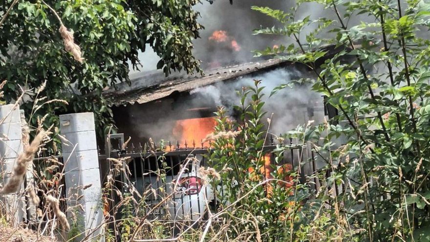 El coche y el cobertizo ardiendo.