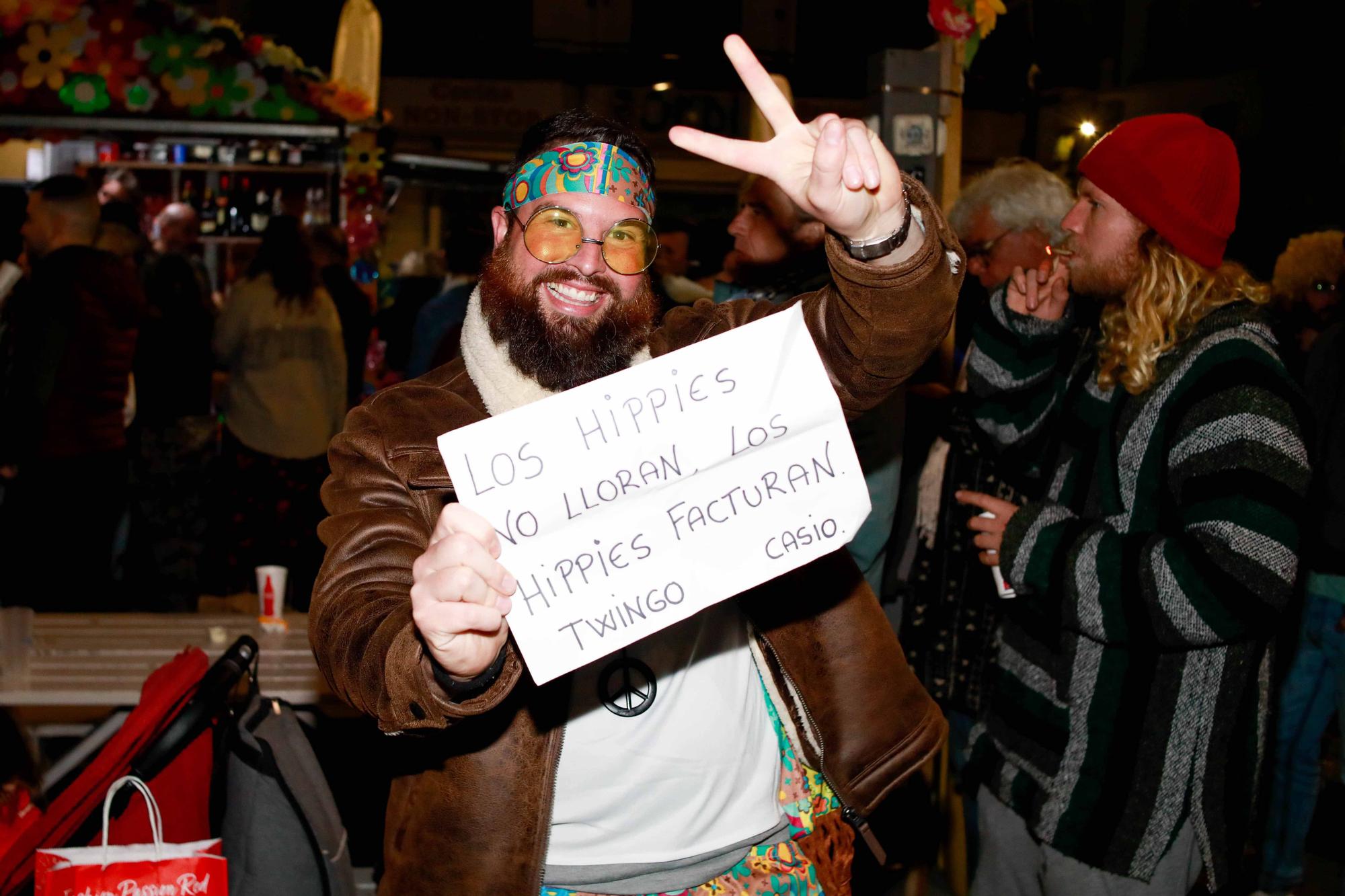 Encuéntrate en nuestra galería de fotos de la fiesta Flower Power de Sant Antoni