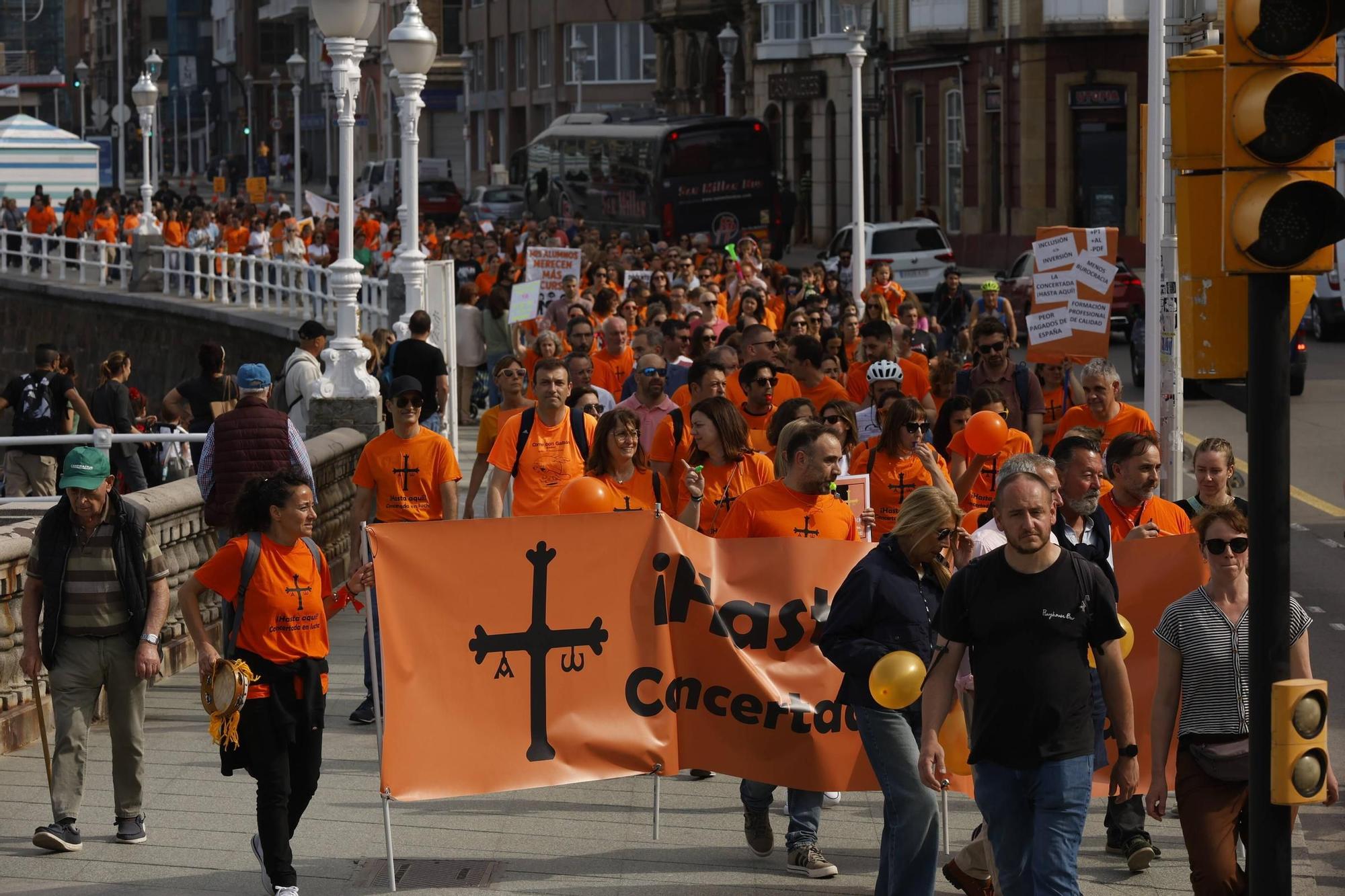 Así fue la gran concentración en Gijón por la educación concertada (en imágenes)