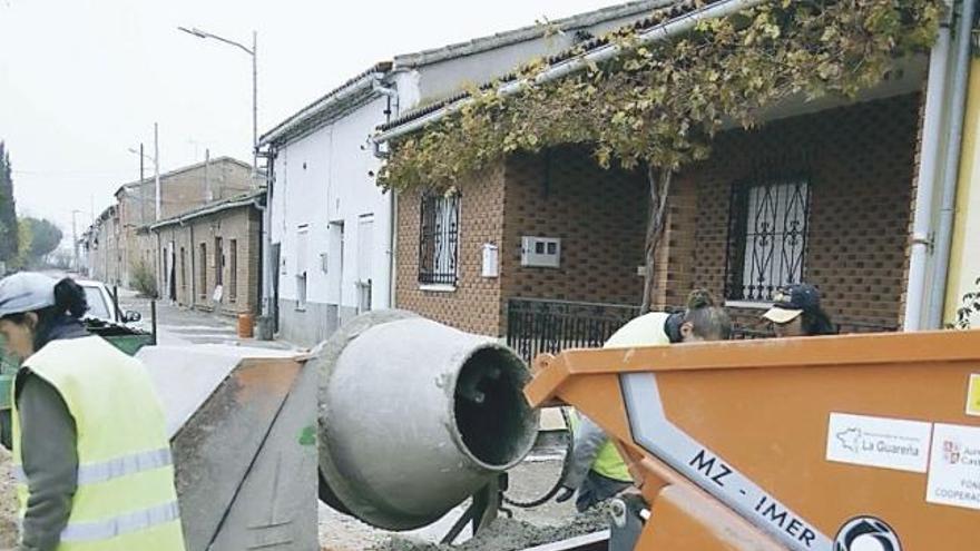 Un operario trabaja en labores de mantenimiento en El Pego.