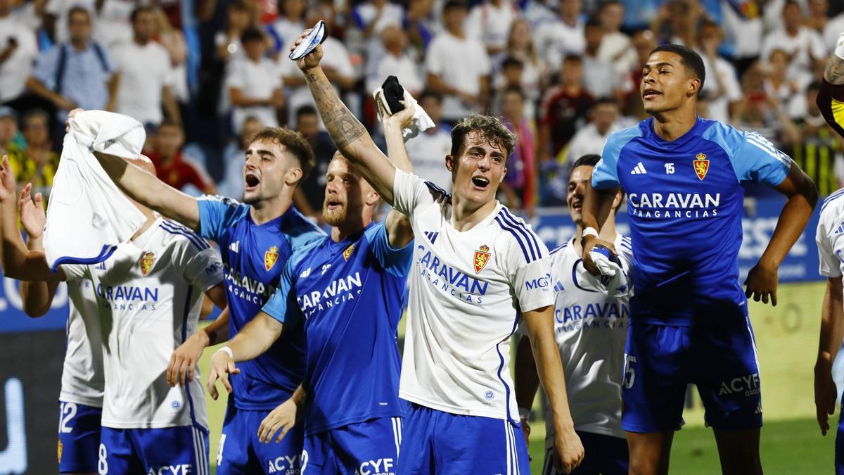 Los jugadores celebran con la grada la victoria frente al Valladolid.