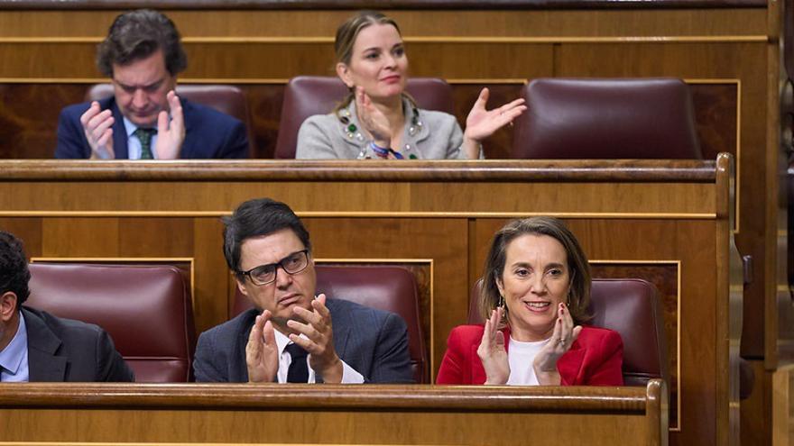 La presidenta del PP balear, Marga Prohens (ad), durante una sesión del Congreso de los Diputados. Archivo.