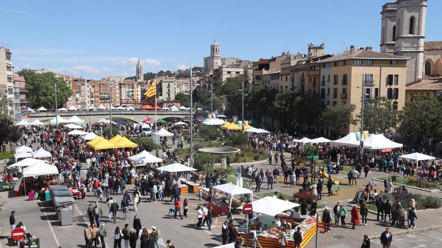 El Barri Vell de Girona recupera l&#039;ambient de Sant Jordi amb el retorn de les parades a la plaça Catalunya i la Rambla