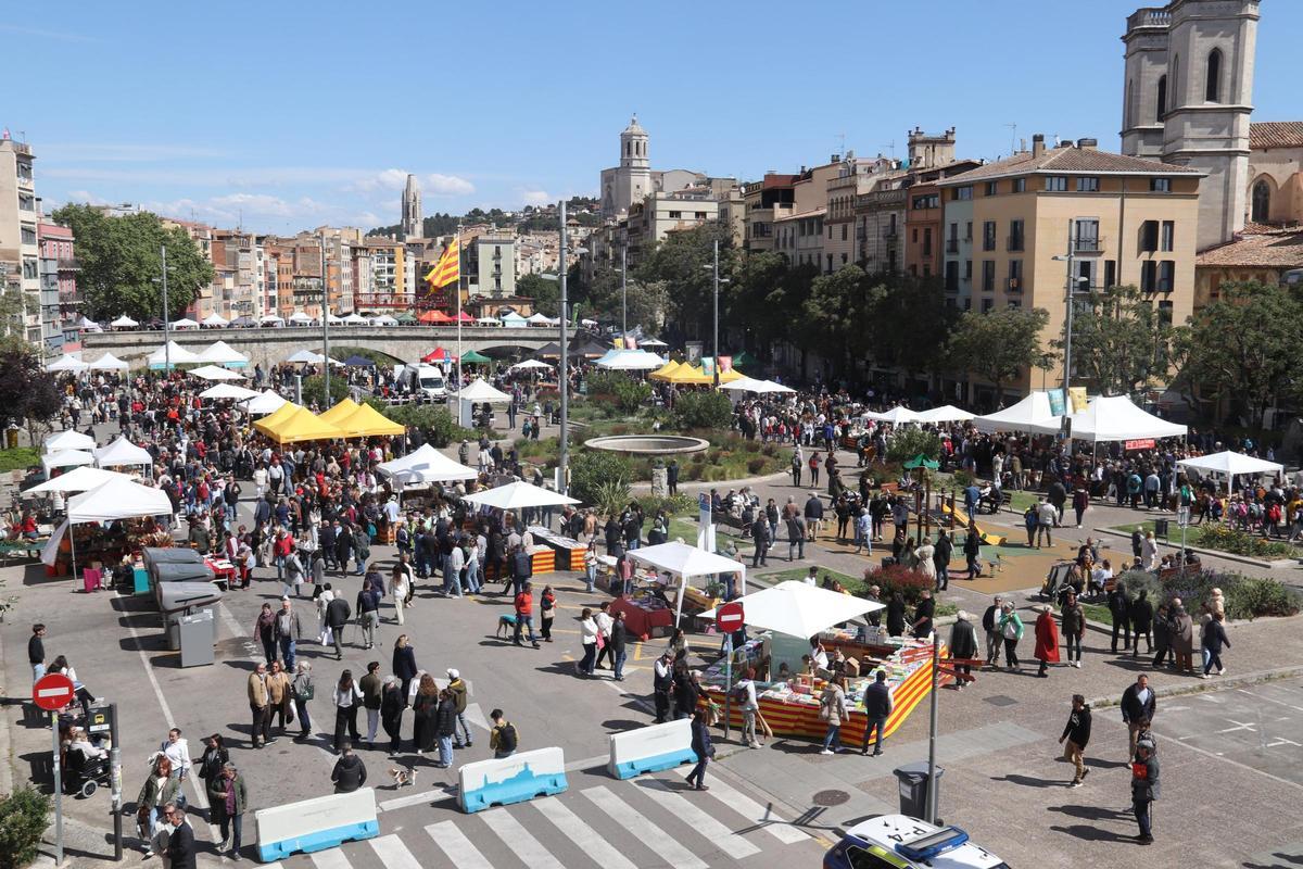 Les parades de roses i llibres a la plaça de Catalunya de Girona en la Diada de Sant Jordi del 2024