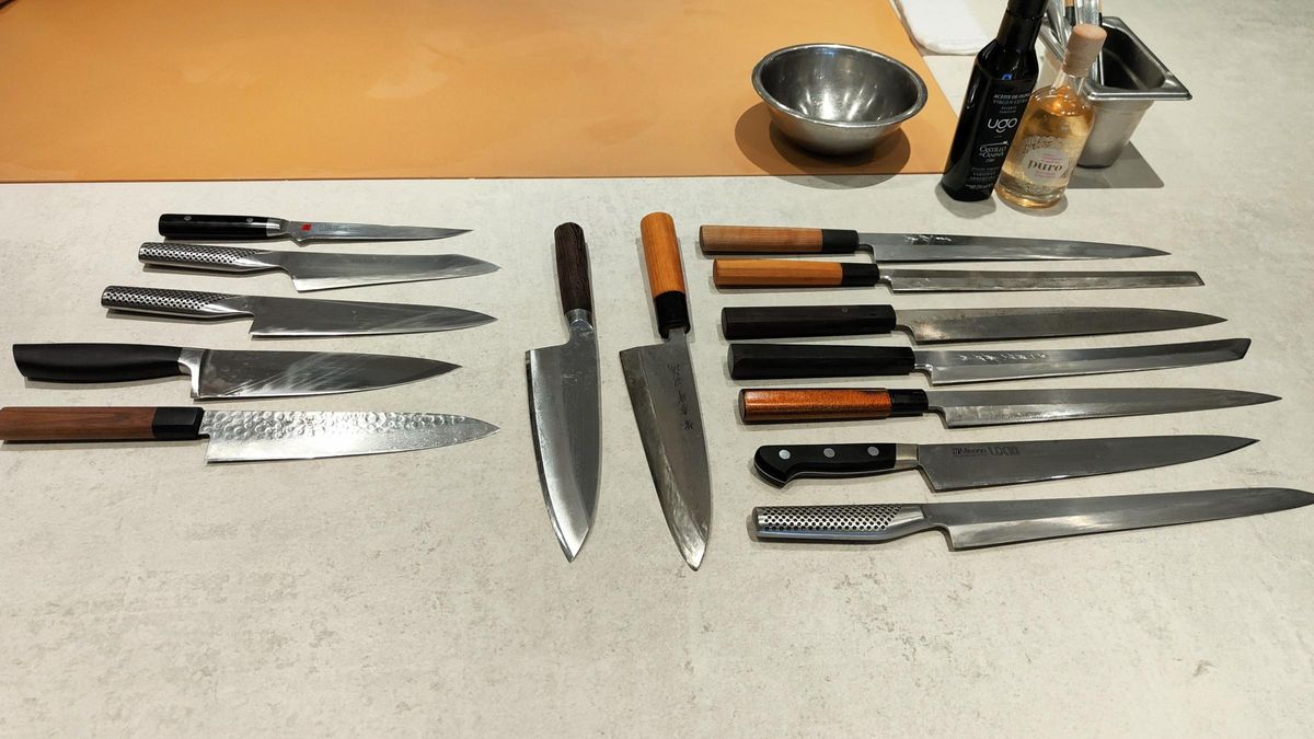 Los cuchillos de los cocineros, en la barra del restaurante Ugo Chan.