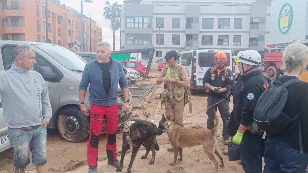 David Pino (Montilla K9 Sport) y María del Rosario Verde, junto al resto de la unidad.