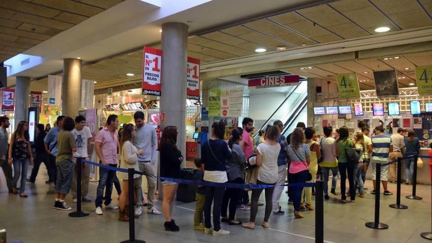 Imagen de archivo de espectadores comprando entradas en los cines Ocimax.