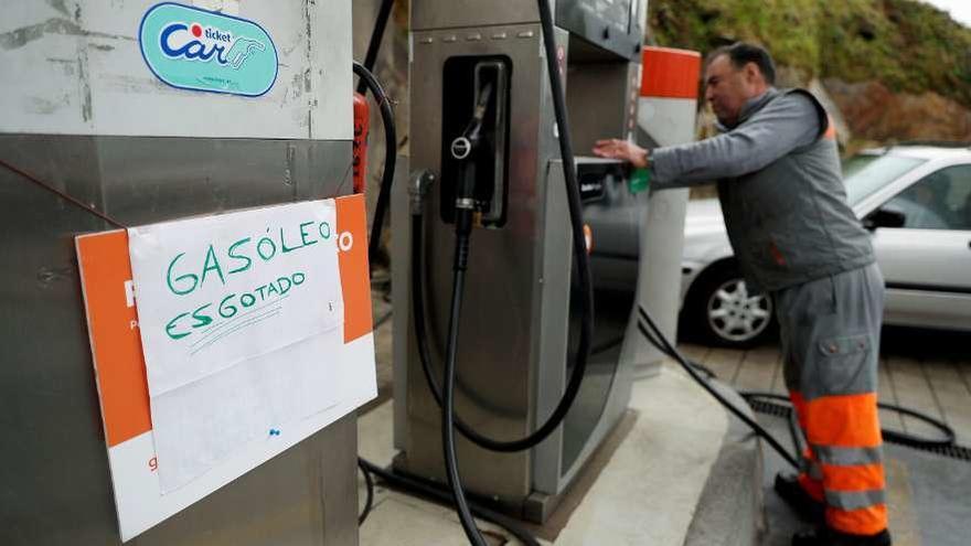 Una gasolinera en Oporto, con el cartel de agotado. // Reuters