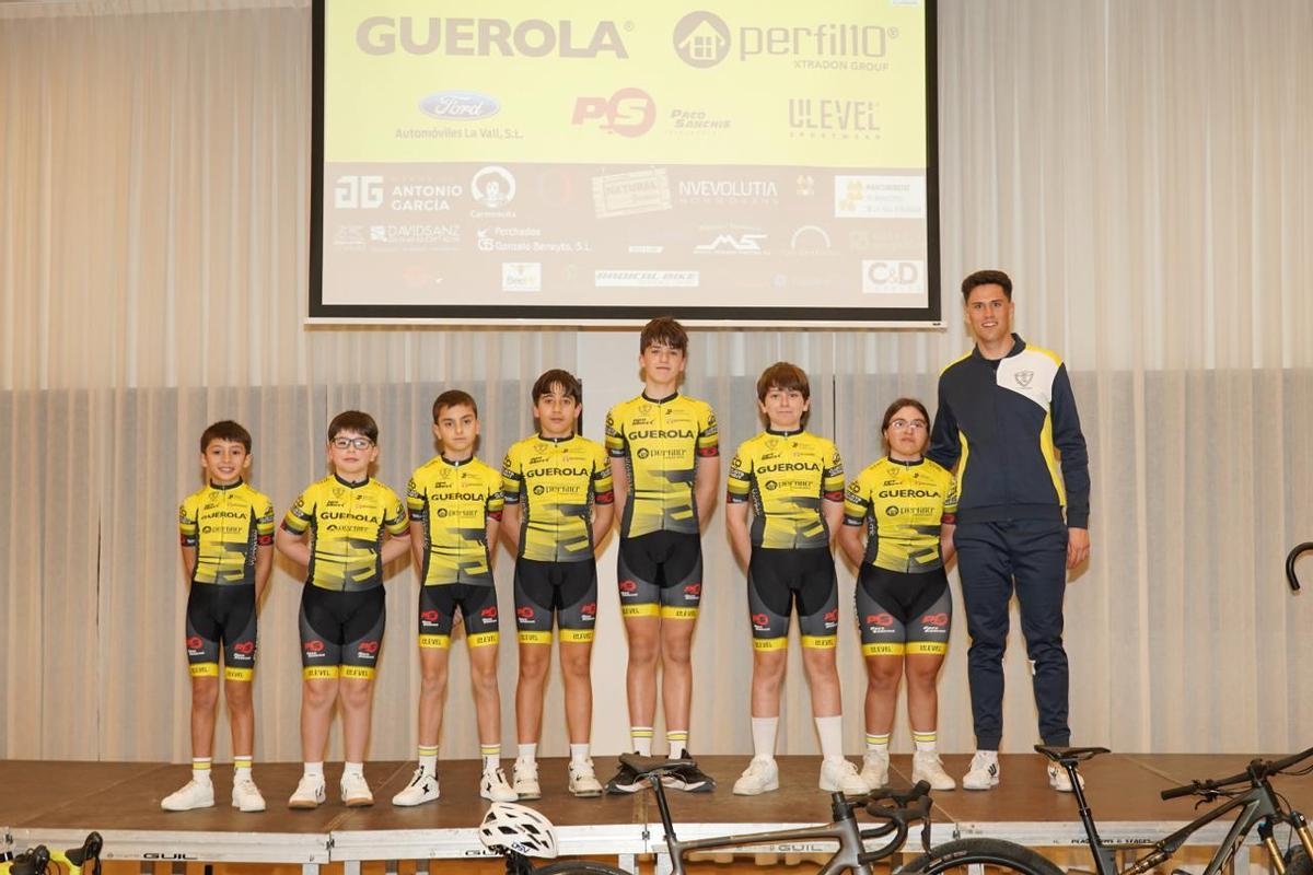 Equipo BTT del Club Ciclista Ontinyent en la presentación de la temporada 2026.