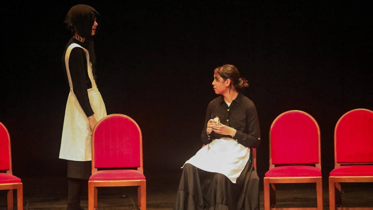 El grupo de teatro del lES Claudio Moyano pone en escena "La casa de Bernarda Alba", dentro de la Muestra Provincial de Teatro Escolar