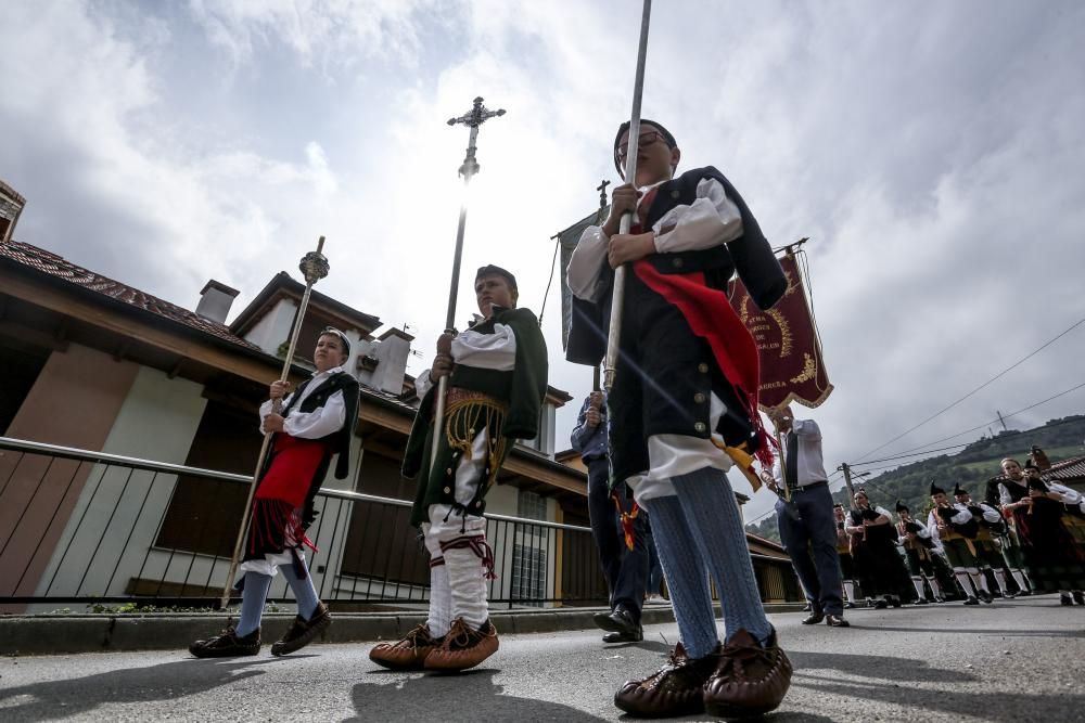 Procesión de la virgen de la salud y misa por las fiestas de Carreña de Cabrales