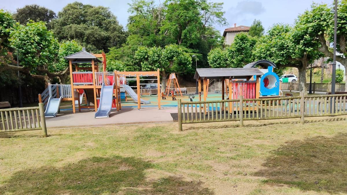 Llanes pone a punto todos los parques infantiles y las áreas recreativas del concejo