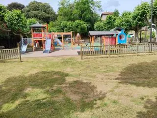 Llanes pone a punto todos los parques infantiles y las áreas recreativas del concejo