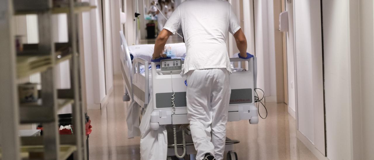 Un celador trasladando a un enfermo en el Hospital de Elx, en una imagen de archivo.