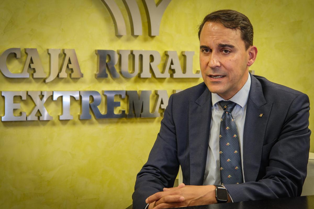 Juan Palacios, director general de Caja Rural de Extremadura, durante la entrevista.